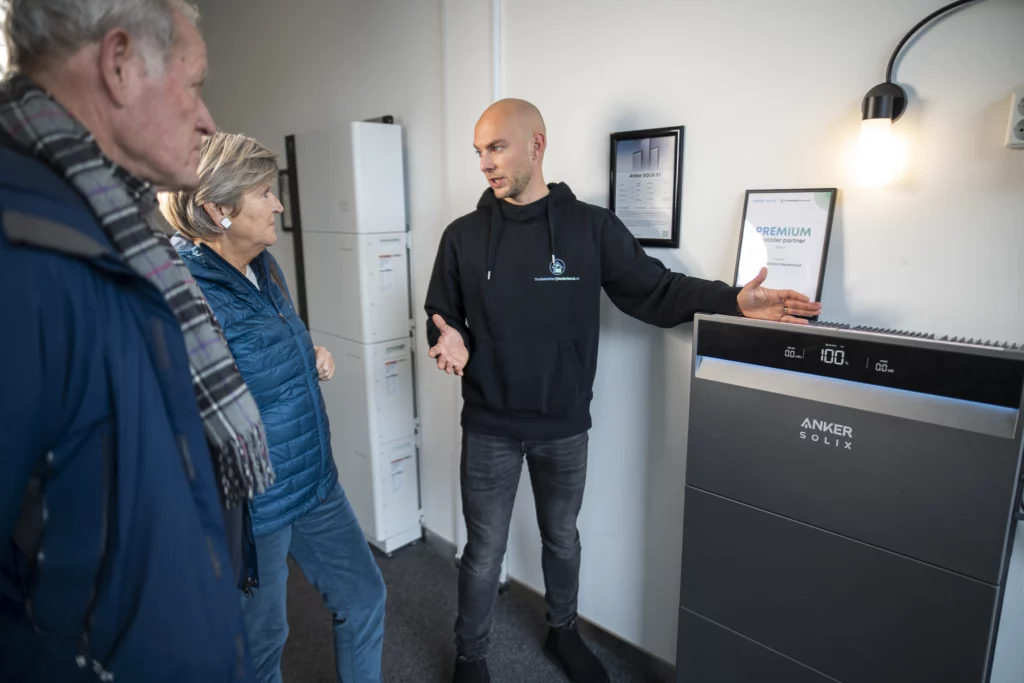 Dion laat in de showroom in Nieuw-Vennep een thuisbatterij zien