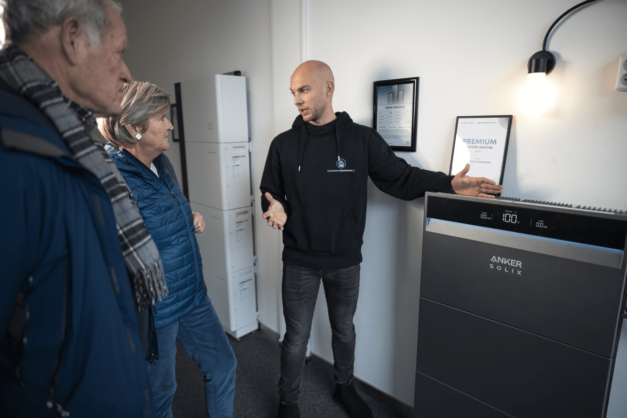 Thuisbatterijen in de showroom van ThuisbatterijNederland