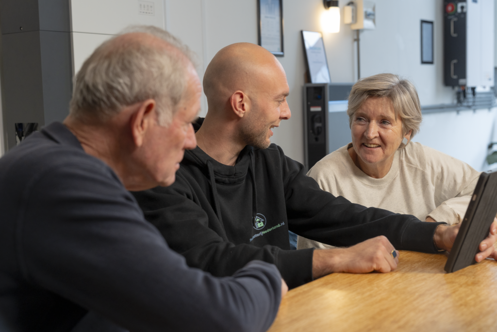 Dion geeft klanten advies aan tafel in de showroom
