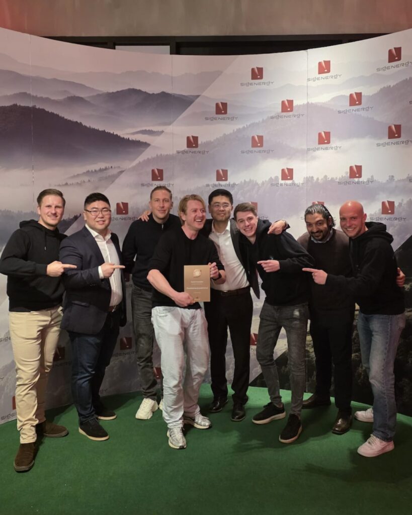 Het team van ThuisbatterijNederland samen met Sigenergy tijdens de uitreiking van de Gold Installer-award.