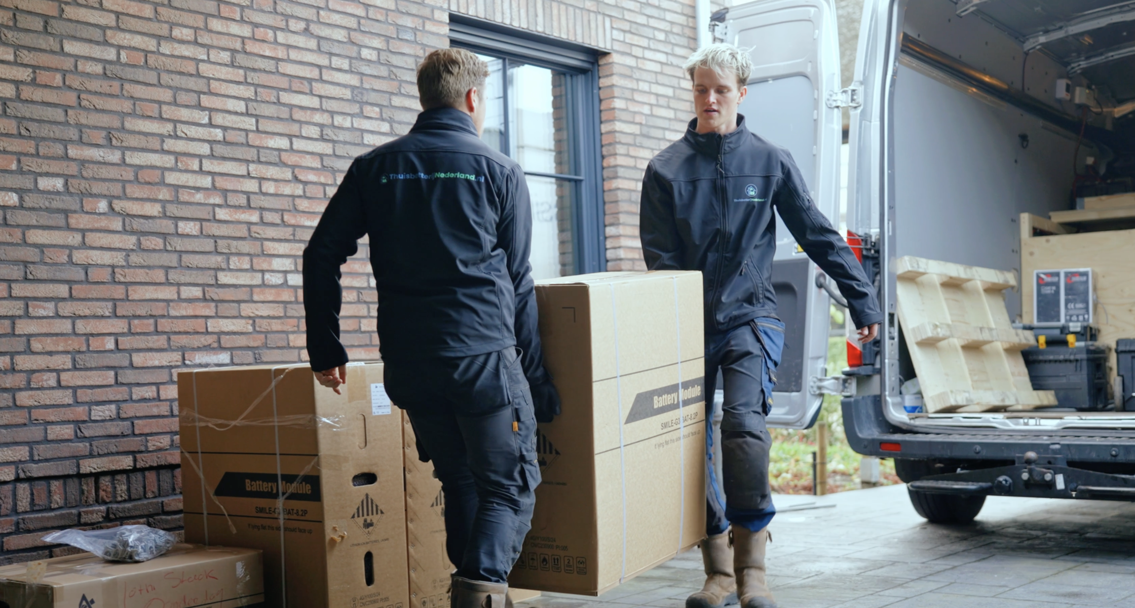Monteurs van ThuisbatterijNederland installeren een LFP-thuisbatterij