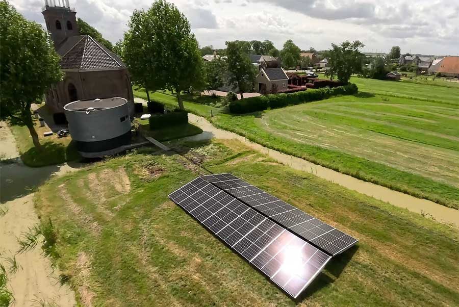 Verrijdbare zonnepanelen van The eMove in de wei bij Oosterzee