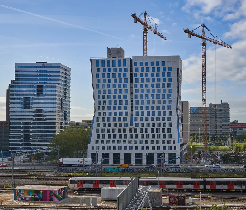 Zonnepanelen op het dak van het Uber-pand