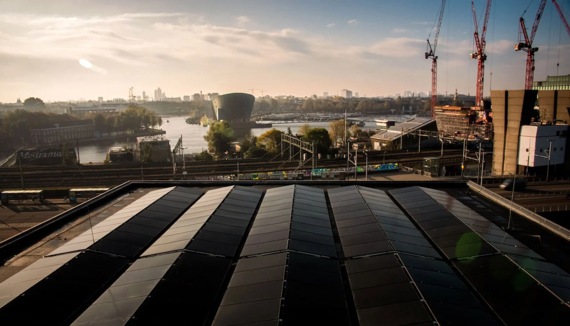 Zonnepanelen op het dak van het Muziekgebouw