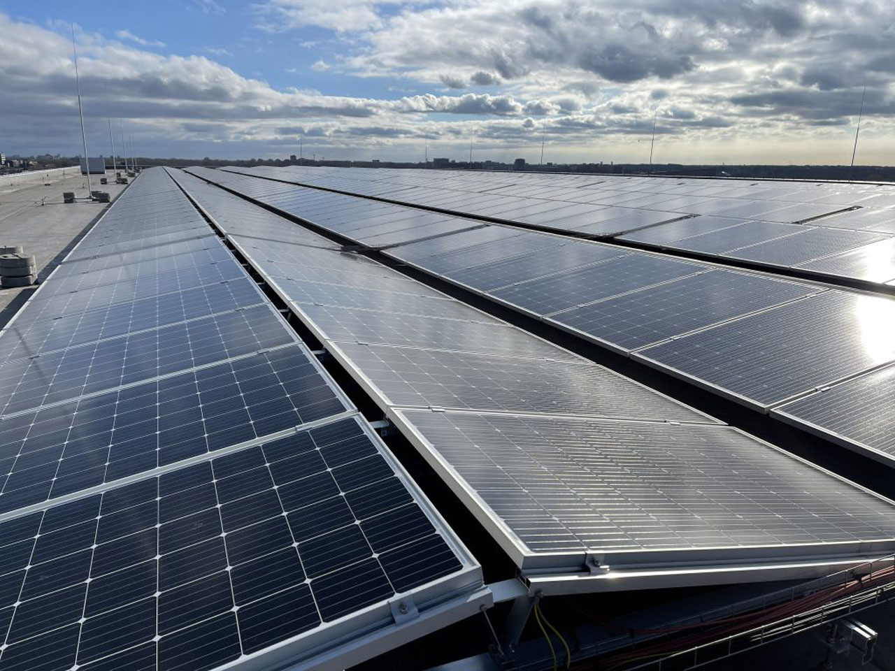 Zonnepanelen op de jachtloods van Feadship