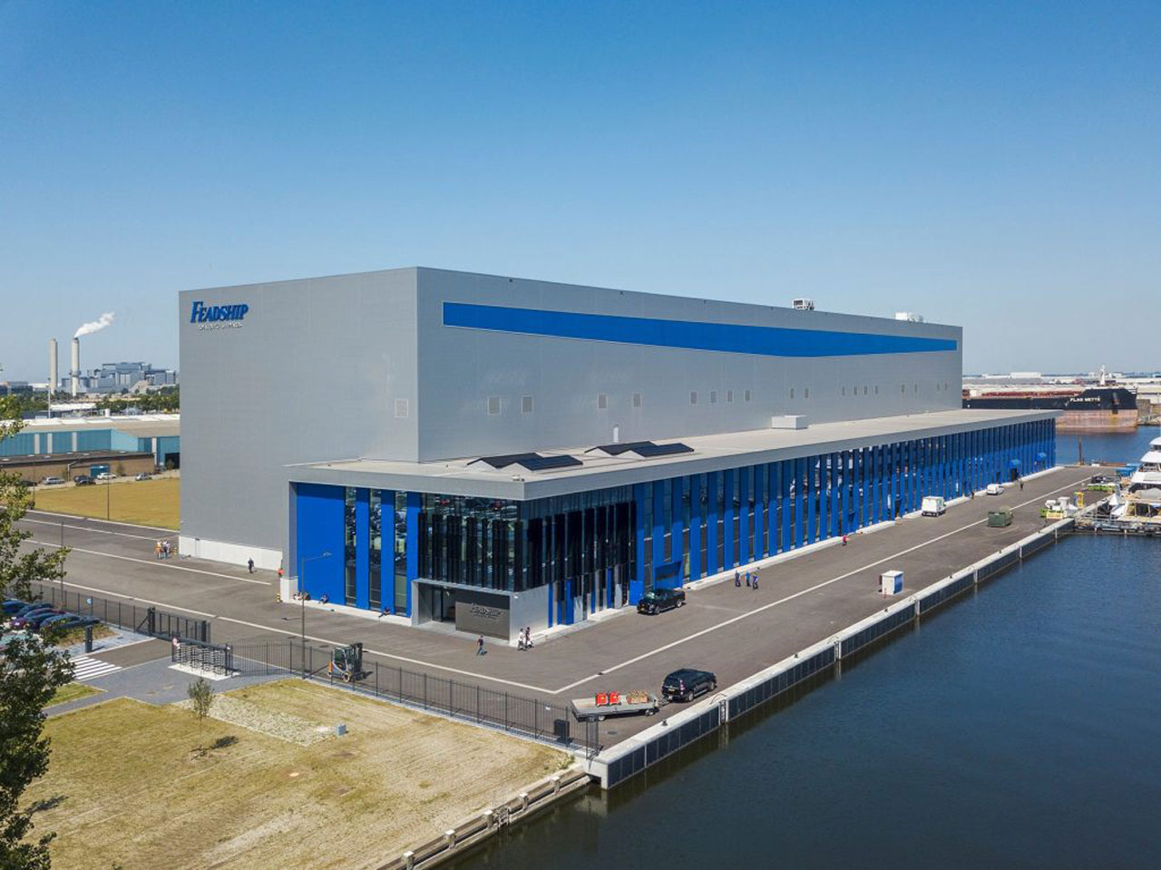Zonnepanelen op de jachtloods van Royal van Lent