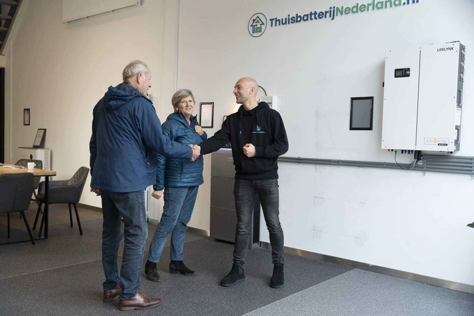 Klanten worden ontvangen in de showroom in Nieuw-Vennep