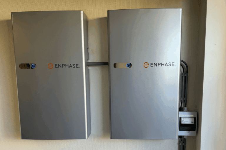 Twee Enphase-thuisbatterijen na installatie in Nieuw-Vennep