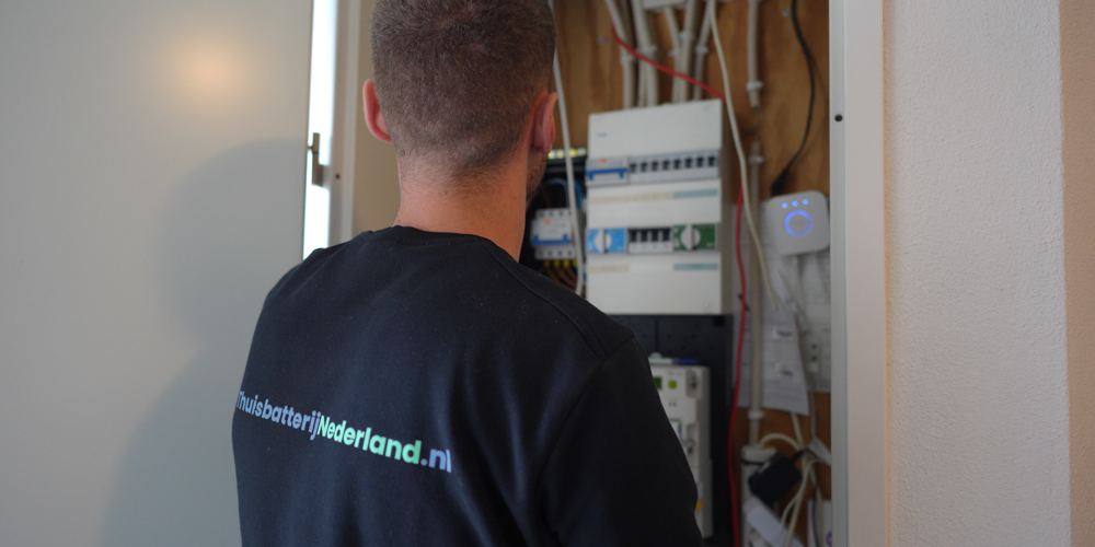 Monteur van ThuisbatterijNederland.nl werkt in de meterkast