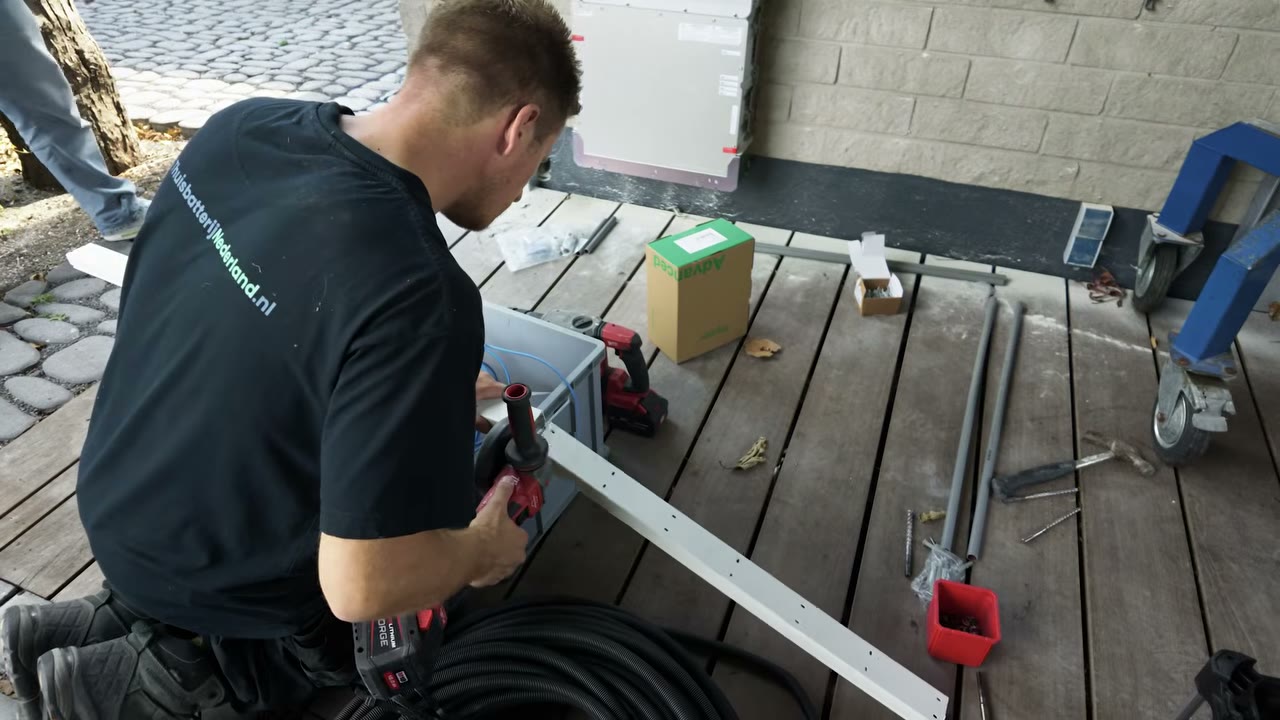 Monteur maakt de kabels op maat