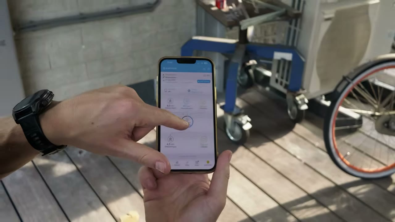 De Enphase-app op een telefoon bij de batterijen