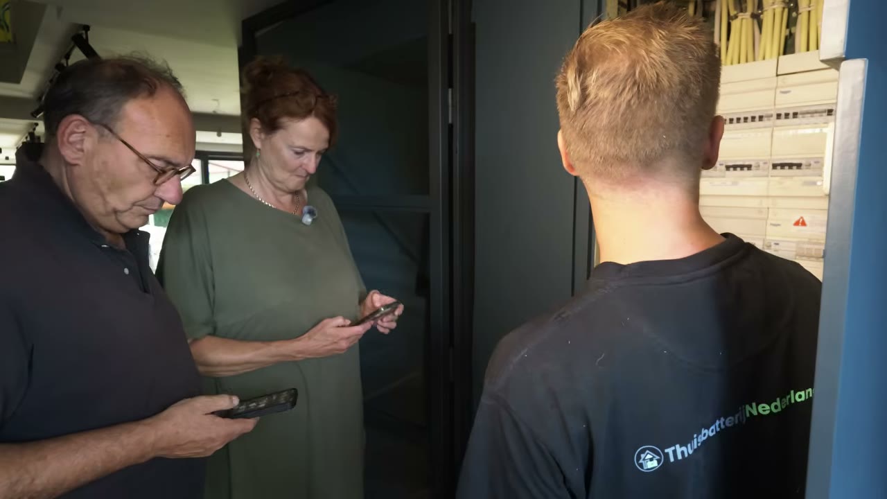 Britta kijkt in de app tijdens de noodstroomtest