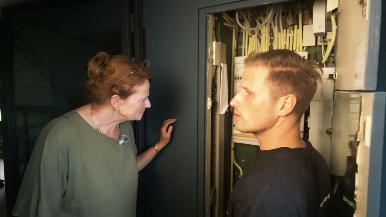 Britta en de adviseur bij de meterkast voor de noodstroomtest