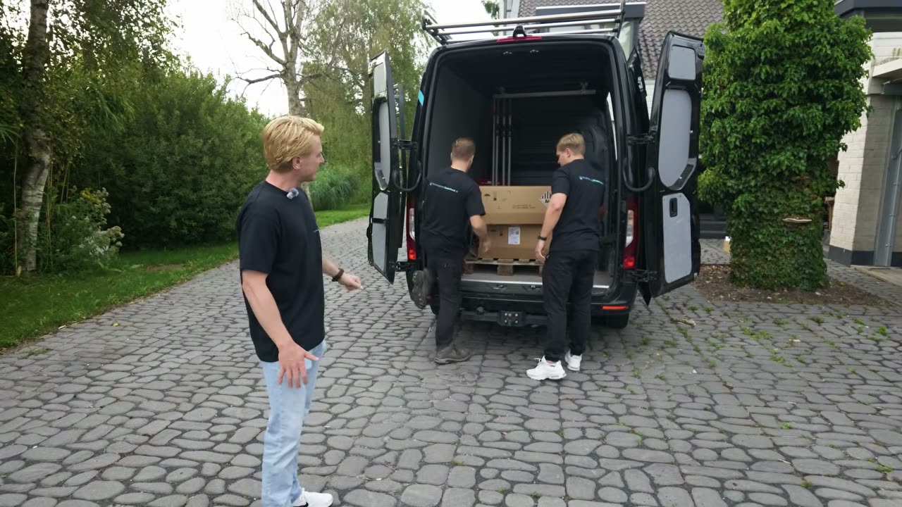 Monteurs halen de Enphase-batterijen uit de bus