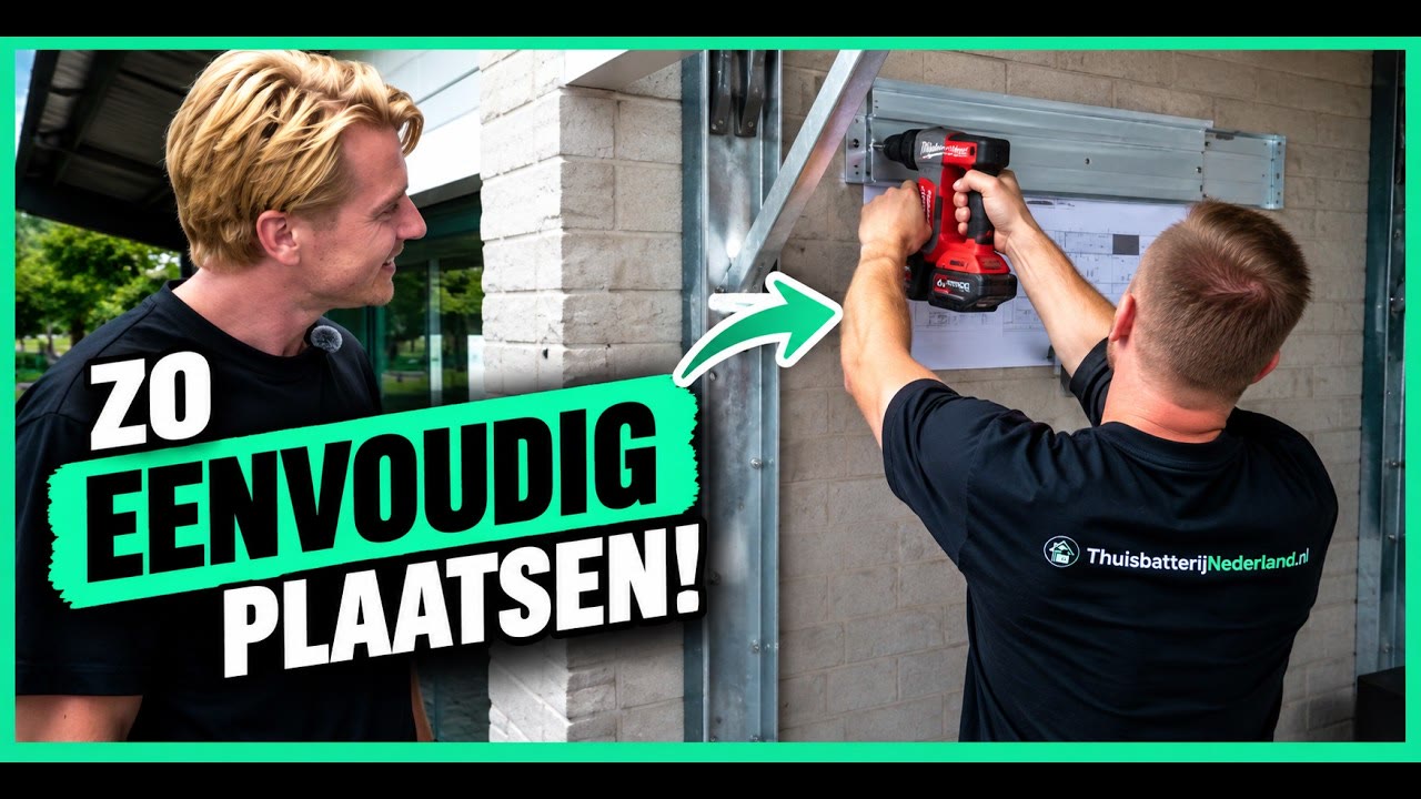Monteur van ThuisbatterijNederland.nl boort de muurbeugel voor de Enphase-batterijen vast